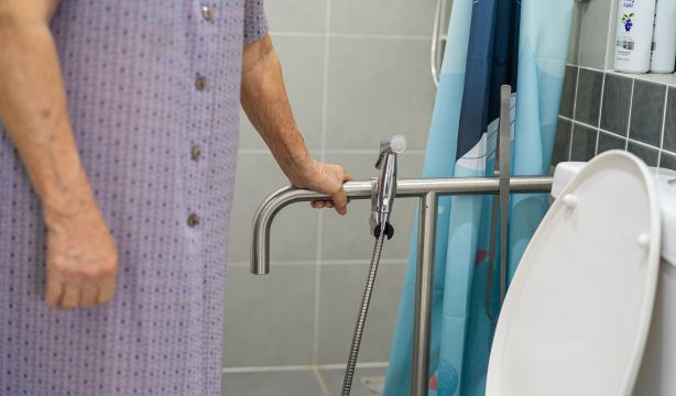 Afrontando la incontinencia urinaria en los mayores: consejos para disminuirla