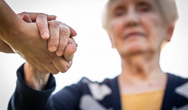 Acabar con lo interminable: violencia de género contra mujeres mayores. Foto: Bigstock
