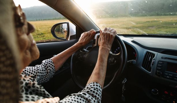 Carta de los mayores a la DGT, a la que acusa de "edadismo": "Quieren expulsarnos de las carreteras"