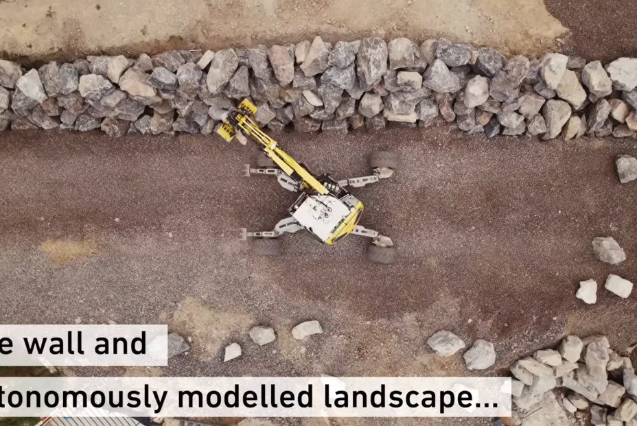 Un robot excavadora busca y diseña piedras para construir un muro de seis metros de altura Un robot excavadora busca y diseña piedras para construir un muro de seis metros de altura