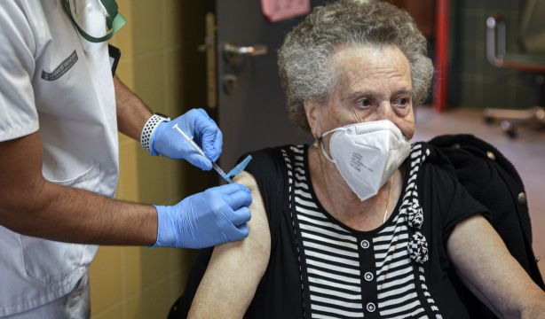 EuropaPress 4036901 mujer recibe dosis vacuna contra gripe centro salud plaza segovia 27