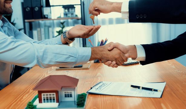 Alquilar una vivienda requiere un 46% más de ingresos que para comprarla