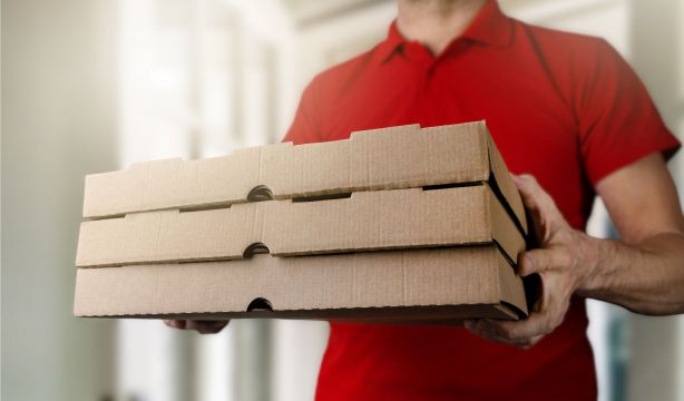 Un cocinero revela dos trucos para ahorrar dinero al pedir comida a domicilio. Foto: Bigstock