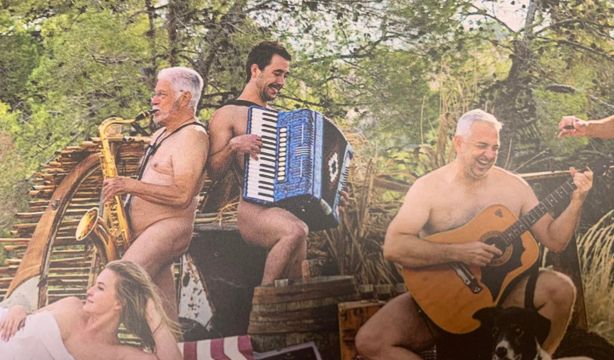 Una aldea de Murcia continúa la tradición y se vuelve a desnudar en un calendario solidario. Foto: Redes Sociales