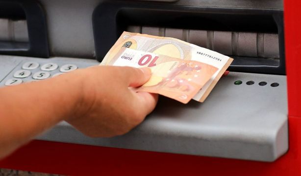 La cantidad máxima de dinero que deberías tener en el banco, según la OCU