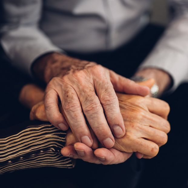 Un proyecto piloto hará frente a la soledad no deseada de mayores con alzhéimer y sus cuidadores. Foto: Bigstock