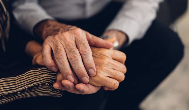 Un proyecto piloto hará frente a la soledad no deseada de mayores con alzhéimer y sus cuidadores. Foto: Bigstock