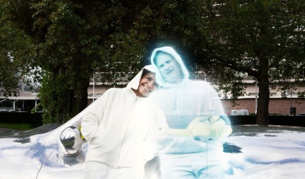 La artista Alicia Framis anuncia su boda con un holograma para reflexionar sobre la soledad. Foto: Europa Press