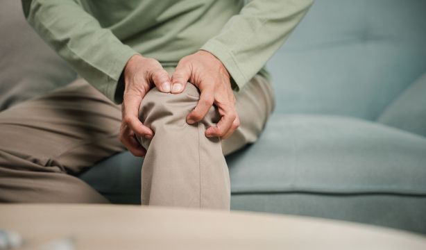 ¿Cómo afecta el frío al dolor de articulaciones? Foto: Bigstock