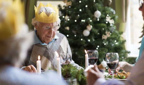 Cenar en familia en Navidad: el ritual preferido de las personas mayores de 64 años