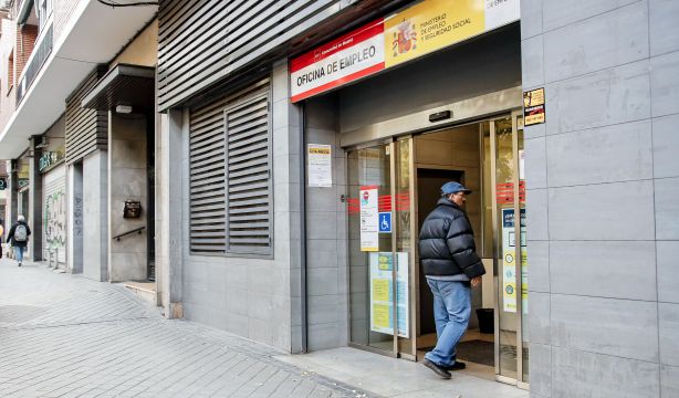 El Gobierno planea aumentar el subsidio por desempleo de 480 a 660 euros