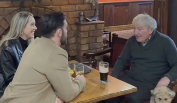 La iniciativa de Navidad de un bar de Irlanda para luchar contra la soledad: "Ven a charlar"