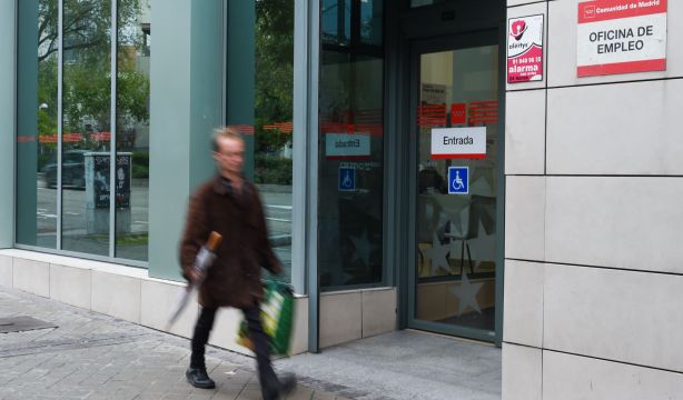 El paro baja en 24.573 personas en noviembre pese a que la creación de empleo retrocede