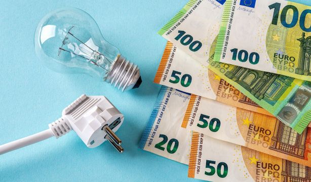 Factura de la luz: 43,3 euros al mes de media, un 13% menos que hace un año