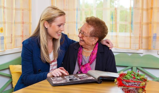 Cómo comunicarse de manera efectiva con personas con alzhéimer