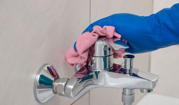 El truco viral del papel de horno para eliminar la cal de la ducha