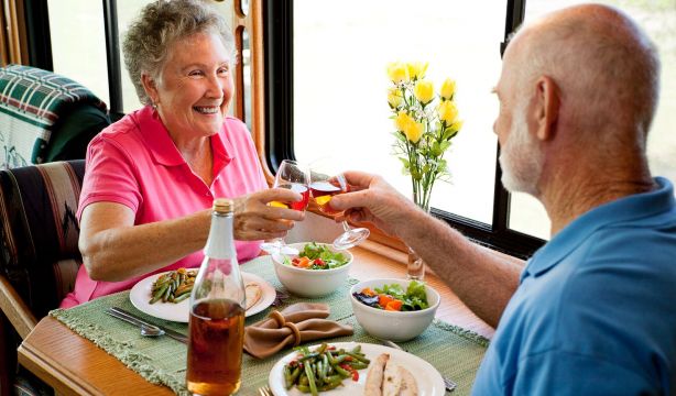 Un estudio apunta que la hora a la que se come y las calorías ingeridas influyen en la longevidad