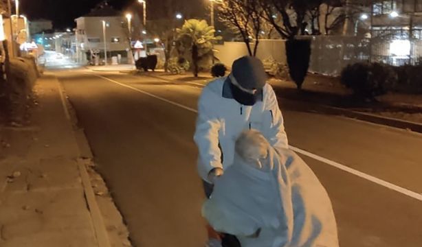 Un hombre de 94 años traslada a su mujer en silla de ruedas 'a pulso' por la falta de ambulancias