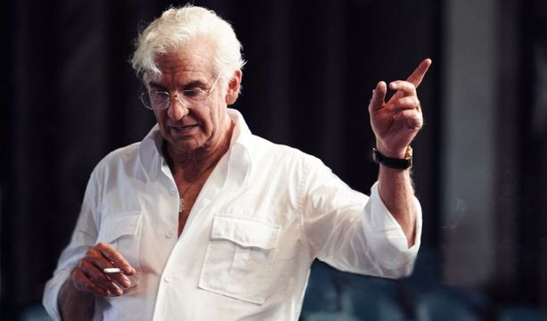 Bradley Cooper da vida al legendario director de orquesta Leonard Bernstein en 'Maestro'
