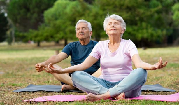 Descubren cómo puede ayudar la meditación en el bienestar de las personas mayores. Foto: Bigstock
