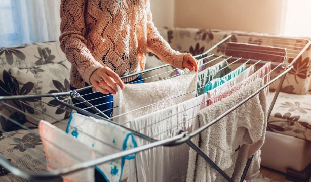 El truco de los expertos para secar la ropa sin usar secadora