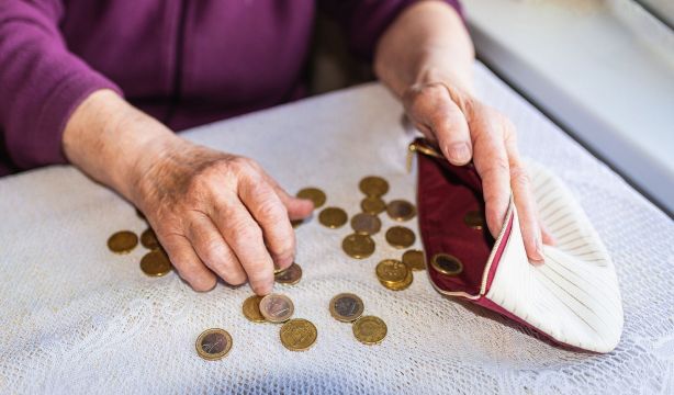 pensionista contando su dinero