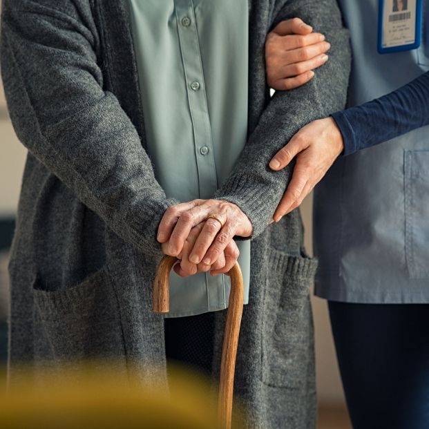 El TJUE no ve discriminación en fijar criterios de edad equivalente para contratar un cuidador. Foto: Bigstock