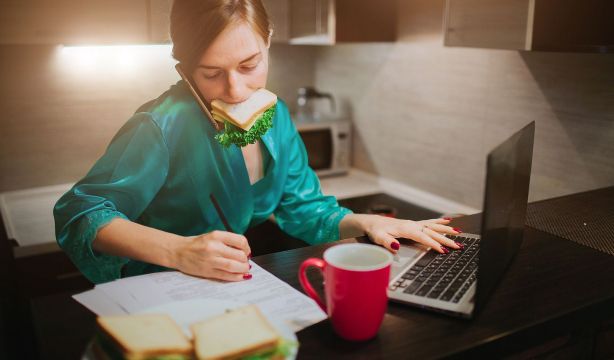 Descubren por qué cuando estamos estresados nos pegamos atracones de comida basura