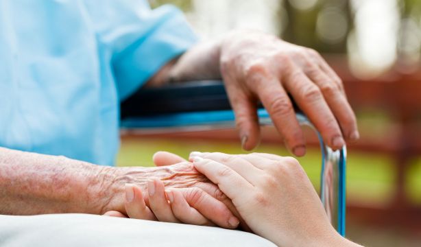 La fototerapia puede resultar beneficiosa para las personas con alzhéimer. Foto: Bigstock