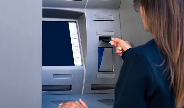 ¿Puede mi banco modificar el límite de gasto de mis tarjetas sin consultármelo?