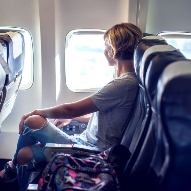 Mirando por la ventanilla del avión