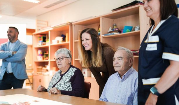 Novedades en las residencias madrileñas: relojes de geolocalización y camas para evitar sujeciones