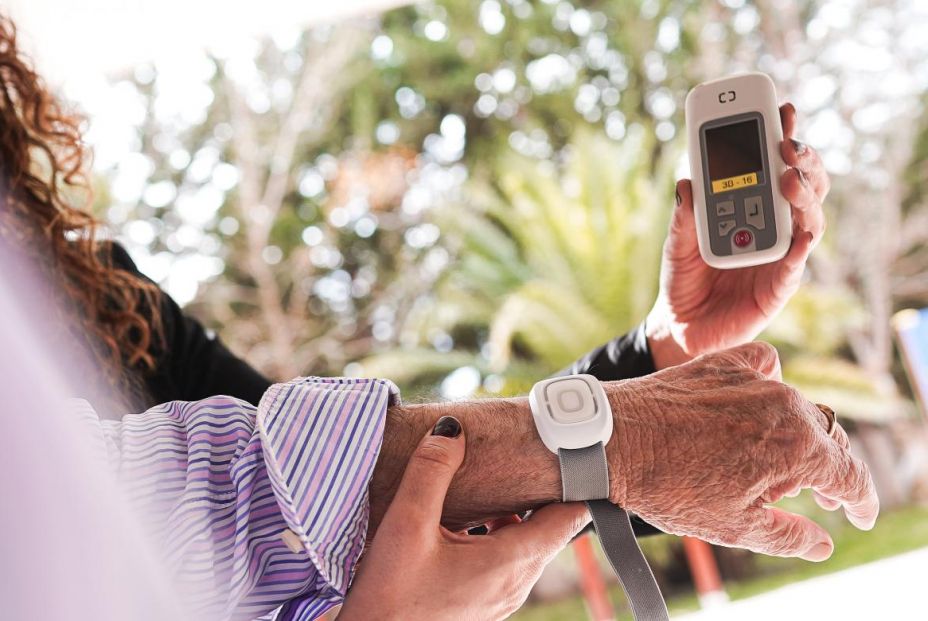 Novedades en las residencias madrileñas: relojes de geolocalización y camas para evitar sujeciones Novedades en las residencias madrileñas: relojes de geolocalización y camas para evitar sujeciones