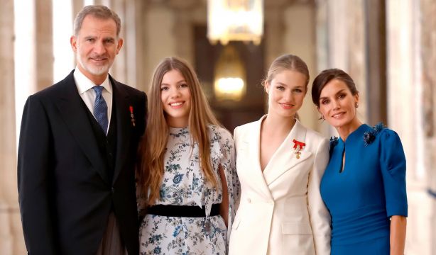 La Familia Real felicita la Navidad con una foto del día de la jura de la Constitución de Leonor