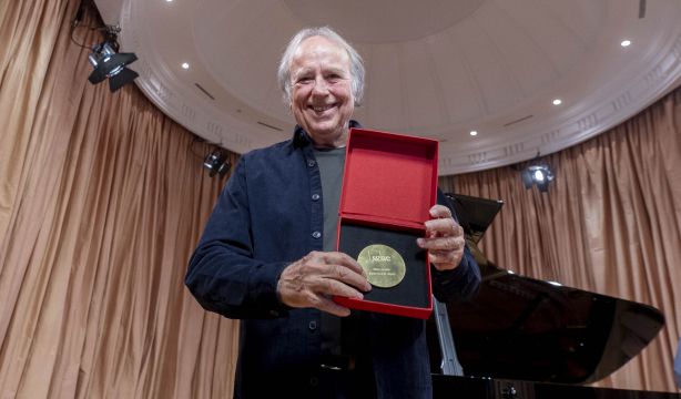 Serrat: "Yo ya me doy por satisfecho con poder subir las escaleras y despertar cada día"