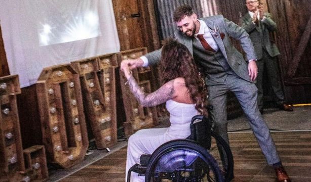 VÍDEO: Una mujer en silla de ruedas hace realidad su sueño de llegar a pie hasta el altar