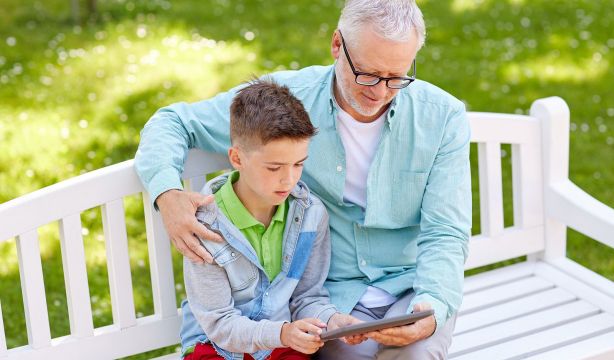 Abuelos cada vez más involucrados en la educación de sus nietos