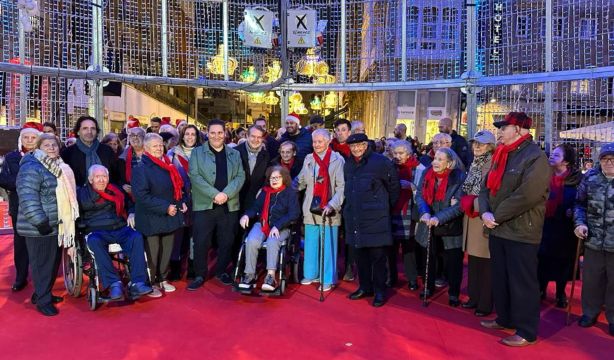 Taxis solidarios llevan a personas mayores a ver las luces de Navidad. Foto: Redes Sociales