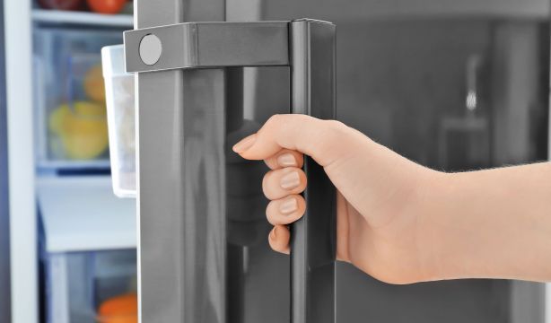 ¿Quieres saber si tu nevera funciona bien? Con el 'truco del folio' lo descubrirás en unos segundos