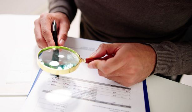 El Gobierno retoma el Defensor del Cliente Financiero, que velará por los mayores frente a la banca bigstock