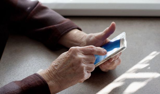 El edadismo y la brecha digital, barreras para la garantía de derechos de las personas mayores