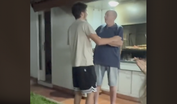 VÍDEO: Un joven vuelve a su casa tras un año fuera y la reacción de su abuelo se hace viral