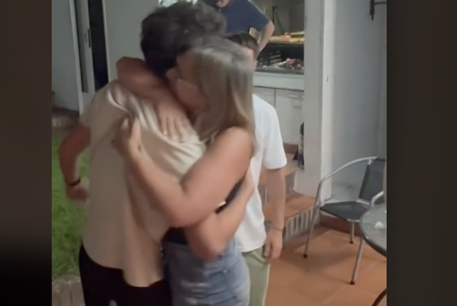 Vídeo: un joven volvió a su casa tras un año y la reacción de su abuelo se hizo viral