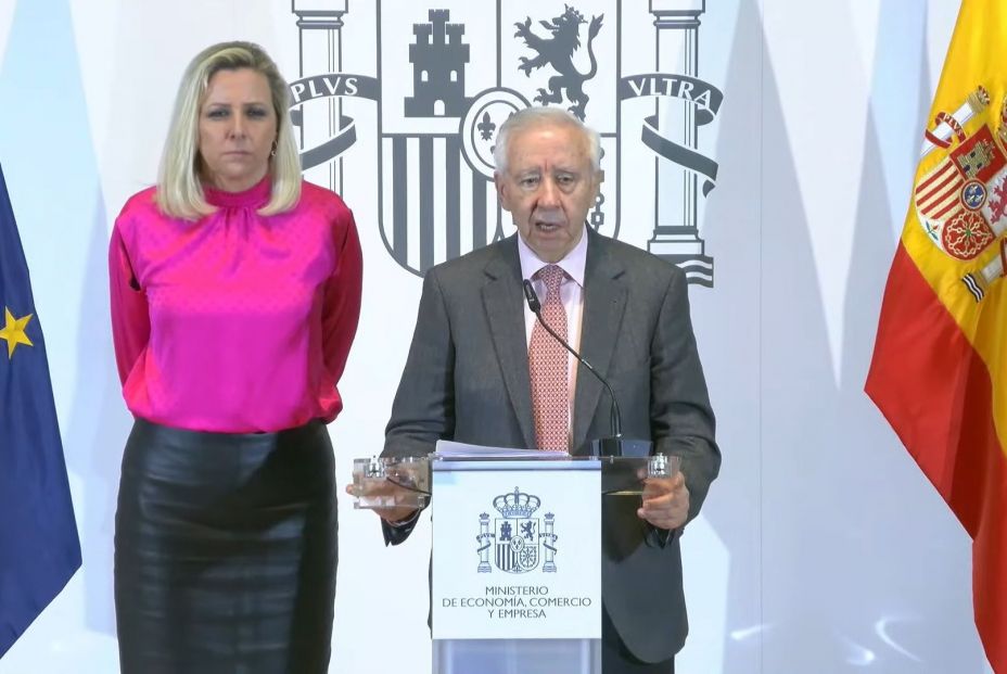 Nuevo triunfo de los mayores: el Gobierno prohibirá las comisiones por operar en ventanilla