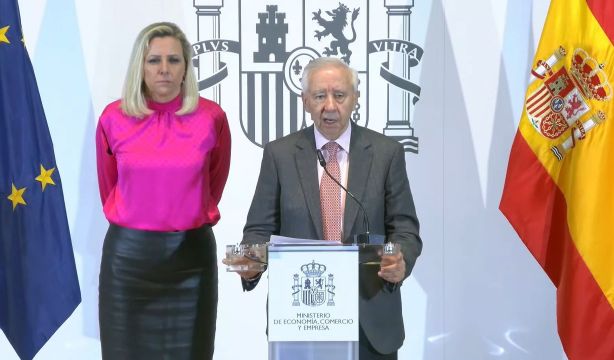 Nuevo triunfo de los mayores: el Gobierno prohibirá las comisiones por operar en ventanilla