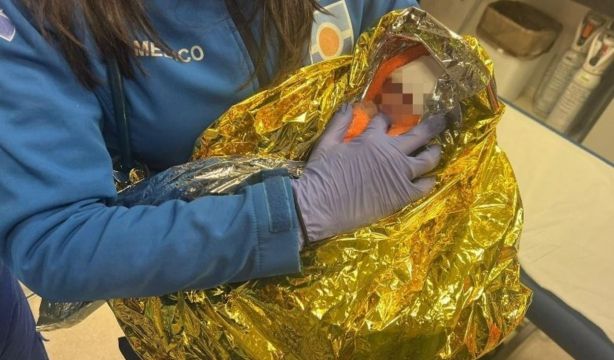 Encuentran un bebé en un contenedor de Sevilla con el cordón umbilical todavía colgando