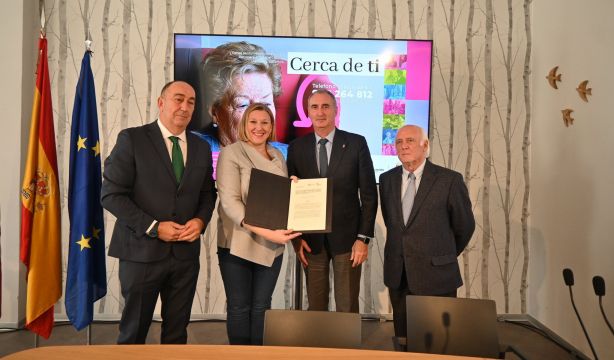 Castilla y León activa un teléfono gratuito para combatir la soledad de los mayores