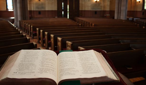 Cae el número de católicos que van a misa en 2023 pero suben las bodas, bautizos y confirmaciones