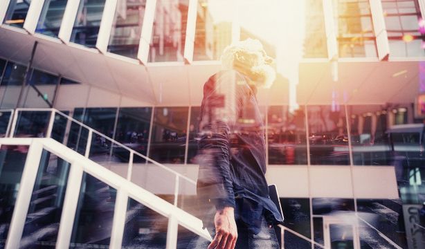 Fundaciones empresariales y mayores: las que tienen más iniciativas para los sénior y las que menos