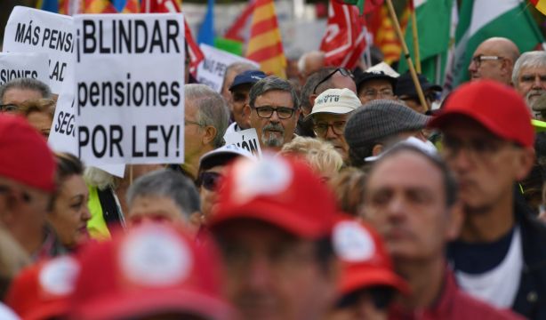 La pensión media de jubilación alcanza los 1.378,4 euros en diciembre, a un mes de subir el 3,8%